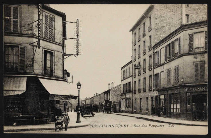 169 - Billancourt - Rue des Peupliers, Boulogne-Billancourt . rue des Peupliers . - perspectiveAu premier plan, à gauche, un homme avec deux enfants dont un en pousset devant un commerce. A droite, le commerce de vins-liqueurs Maison [Grang] puis l'hôtel Tivoli.Au secon plan, au centre, des voitures garées.