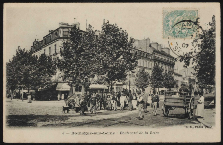 8 - Boulogne-sur-Seine - Boulevard de la Reine, Boulogne-Billancourt . route de la Reine . - Perspective - Au premier plan au centre, un groupe d'hommes, femmes et enfants, un chien, une charrette à main d'une boulangerie, des bicyclettes. A droite, une charrette. Au second plan, au centre, une buvette et une pharmacie