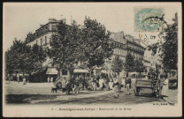 8 - Boulogne-sur-Seine - Boulevard de la Reine, Boulogne-Billancourt . route de la Reine . - Perspective - Au premier plan au centre, un groupe d'hommes, femmes et enfants, un chien, une charrette à main d'une boulangerie, des bicyclettes. A droite, une charrette. Au second plan, au centre, une buvette et une pharmacie