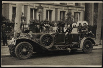 s.t, Boulogne-Billancourt . - cavalcade de Boulogne, juillet 1930Groupe de personnes à bord d'une automobile 40 chevaux Renault