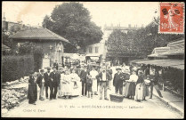 280 - Boulogne-sur-Seine - Le Marché, Boulogne-Billancourt. rue Escudier . - vue sur le marché - Vue, au premier plan, d'un groupe au milieu de la chaussée. A droite, le marché Escudier.