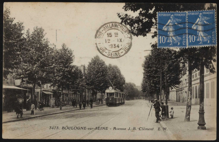 3473 - Boulogne-sur-Seine, Avenue J.-B. Clément, Boulogne-Billancourt . avenue Jean-Baptiste Clément . - perspectiveA gauche, sur le trottoir, des commerces. Au centres, un tramway de la ligne 16 et à droite un homme photographie la scène.