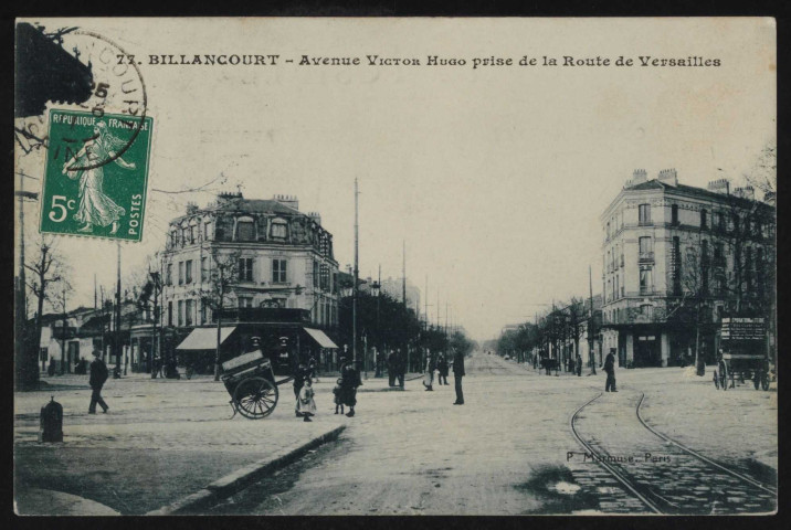 77 - Boulogne-sur-Seine - Avenue Victor Hugo, Boulogne-Billancourt . avenue Victor Hugo . - perspective - Au premier plan à gauche, des enfants autour d'une charrette à main. Au second plan à gauche un débit de boisson, à droite une hippomobile de l'entreprise Bressard et Fils, épuration de literie