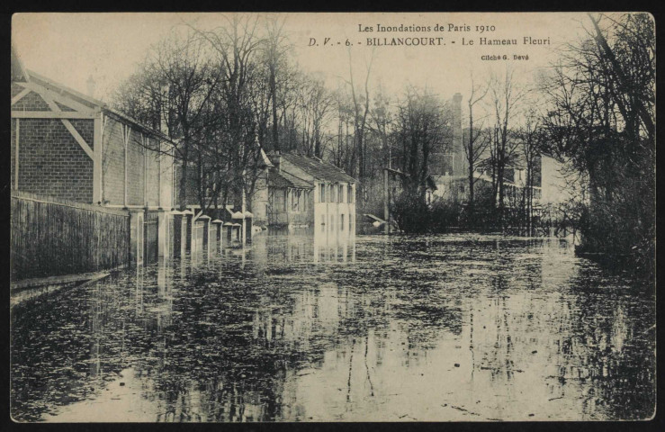 Les Inondations de Paris 1910 - 6 - Billancourt - Le Hameau Fleuri, Boulogne-Billancourt. quartier du Hameau Fleuri . - Crue de la Seine, janvier 1910 - Vue sur le quartier du Hameau Fleuri inondé. Au second plan, une cheminée d'usine.