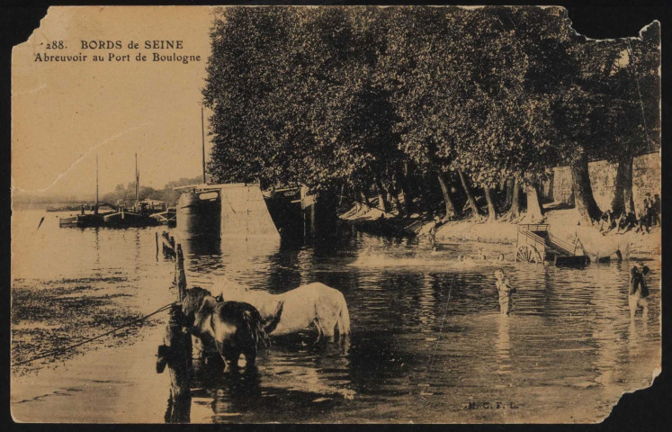 288 - Bords de Seine - Abreuvoir au Port de Boulogne, Boulogne-Billancourt. quai du Quatre Septembre . - abreuvoirAu 1er plan, à gauche, 2 chevaux et à droite 2 enfants debouts dans l'eau.Au second plan, à gauche et au centre des bateaux et à droite des enfants se baignent.