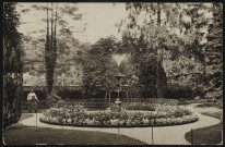 s.t, Boulogne-Billancourt . rue de Sèvres . - propriété de Mr Garnier, jardinPropriété de Mr Garnier au 16 rue de Sèvres, vue des jardins. Au centre une fontaine et un jardinier à gauche.