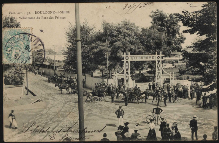 52 - Boulogne-sur-Seine - Le Vélodrome du Parc des Princes, Paris . Parc des Princes . - entrée du vélodromeVue plongeante sur l'entrée du vélodrome du Parc des Princes. A gauche et au centre, des hippomobiles. A droite, une file d'attente devant des premières classes. Au second plan à droite, les tribunes.