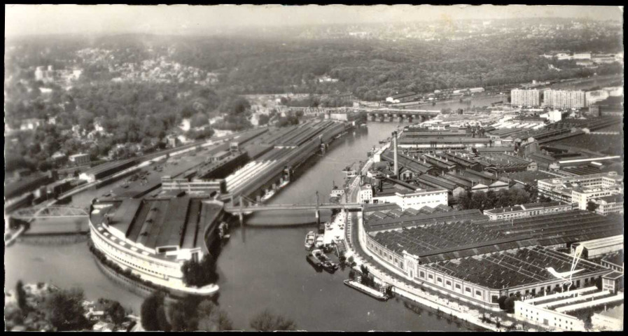 Industrie 27-62 Les Usines Renault à Boulogne-Billancourt, Boulogne-Billancourt . quartier de Billancourt, Ile Seguin . - Usines de RenaultVue aérienne des usines au 1er plan. Au 2nd plan au centre, le pont de Sèvres et à droite, des immeubles de la tête du pont de Sèvres