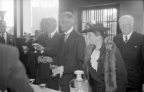 Remise d'un souvenir par la municipalité à Monsieur Levasseur, directeur de la fanfare "La Boulonnaise" (10 juillet 1938)