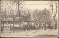 Paris - ses squares et ses jardins - 35 - Bois de Boulogne - Chalet du Touring Club, Bois de Boulogne . - Chalet du Touring Club - Au premier plan, des passants. Au second plan, à gauche, le chalet du Touring Club.