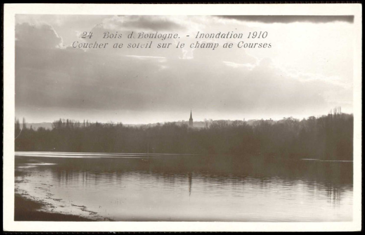 11 - Bois de Boulogne - Inondation 1910 - Coucher de soleil sur le champ de courses, Bois de Boulogne. hippodrome de Longchamp . - Crue de la Seine, janvier 1910Vue sur l'hippodrome de Longchamp inondé. Au second plan, un clocher.