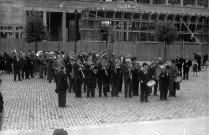 La fanfare ouvrière de Roubaix devant le futur hôtel des Postes (24 juillet 1937)