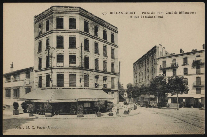 179 - Billancourt - Place du Pont, Quai de Billancourt et Rue de Saint-Cloud, Boulogne-Billancourt . place du pont de Billancourt, rue Yves Kermen, quai de Stalingrad . - PerspectiveVue depuis la place du pont de Billancourt, à gauche le quai de Stalingrad et la parfumerie Mouilleron et un bar restaurant. Au centre, la rue Yves Kermen et un tramway