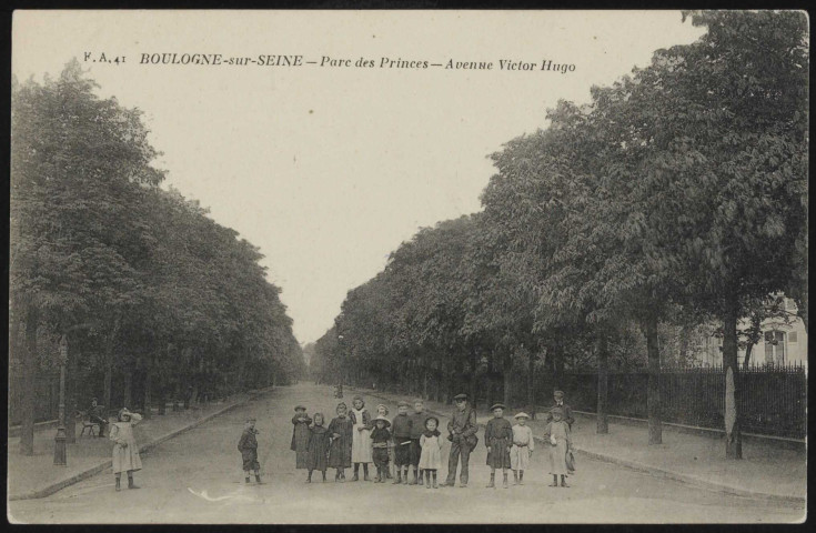 41 - Boulogne-sur-Seine - Parc des Princes - Avenue Victor Hugo, Boulogne-Billancourt . avenue Robert Schuman . - perspectiveAu premier plan, un groupe d'enfants.