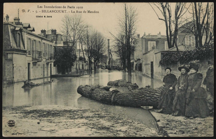 Les inondations de Paris 1910 - Billancourt - La rue de Meudon, Boulogne-Billancourt . rue de Meudon . - Crue de la Seine, janvier 1910 - La rue de Meudon inondée. Au premier, un tronc d'arbre couché où sont assises quatre dames endimanchées. Au fond, une cheminée d'usine.