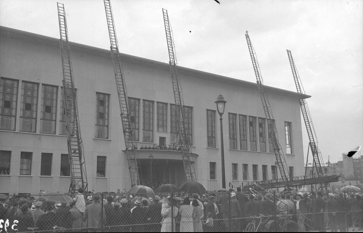 Démonstration des pompiers devant l'hôtel de ville (22 juillet 1934)