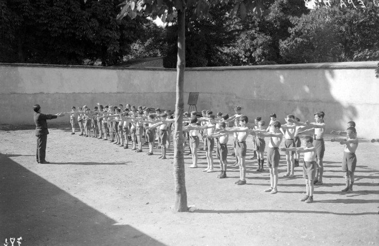 Gymnastique à l'école de plein air