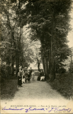 43 - Boulogne s/ Seine - Le Jardin de la Mairie, Boulogne-Billancourt . - square Léon Blum Au centre, un groupe d'enfants et de personnes adultes dans une allée du square