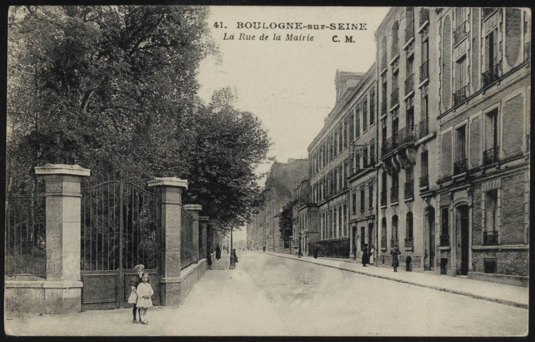 41 - Boulogne-sur-Seine - La rue de la Mairie, Boulogne-Billancourt. rue de l'Ancienne Mairie . - perspectiveLa rue de l'Ancienne Mairie depuis la route de la Reine.Au premier plan, à gauche, deux enfants devant les grilles du square Léon Blum