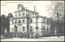 9 - Boulogne-sur-Seine - La Mairie, Boulogne-Billancourt . rue de l'ancienne mairie . - la mairieVue sur un groupe de personnes posant les grilles et la façade de la mairie prises de biais (côté droit)