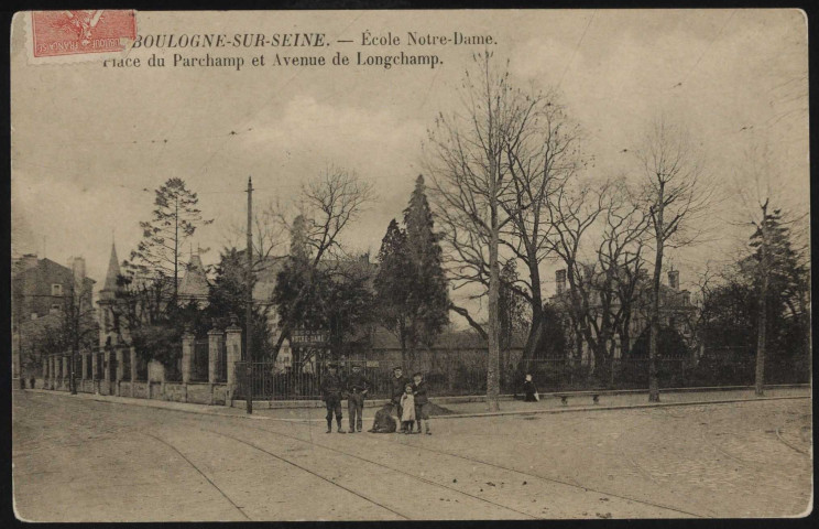 Boulogne-sur-Seine - Ecole Notre-Dame. Place du Parchamp et avenue de Longchamp, Boulogne-Billancourt. avenue Charles de Gaulle, place du Parchamp . - perspectiveAu premier plan, croisement de l'avenue Charles de Gaulle et de la place du Parchamp. Des jeunes posent avec un chien.Au second plan, le lycée Notre-Dame de Boulogne