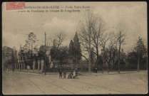 Boulogne-sur-Seine - Ecole Notre-Dame. Place du Parchamp et avenue de Longchamp, Boulogne-Billancourt. avenue Charles de Gaulle, place du Parchamp . - perspectiveAu premier plan, croisement de l'avenue Charles de Gaulle et de la place du Parchamp. Des jeunes posent avec un chien.Au second plan, le lycée Notre-Dame de Boulogne