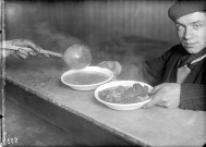 Soupe populaire au restaurant Lucien, boulevard de la République