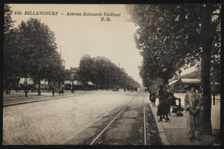 148 - Billancourt, Avenue Edouard-Vaillant, Boulogne-Billancourt . avenue du Général Leclerc, avenue Edouard Vaillant . - perspective Vue sur la place Marcel Sembat et l'avenue Edouard Vaillant depuis l'avenue du Général Leclerc. A gauche, le café "Le Sembat"