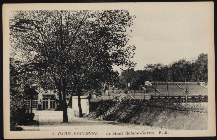 8 - Paris - Boulogne - Le Stade Roland-Garros, Paris 16ème arrondissement . - stade Roland GarrosA gauche une allée, à droite des gradins