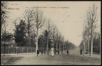 Boulogne-sur-Seine - Avenue de Longchamp, Boulogne-Billancourt. avenue Charles de Gaulle . - perspectiveAu premier plan, croisement de l'avenue Charles de Gaulle et de la place du Parchamp. A gauche, le lycée Notre-Dame de Boulogne. Au centre un groupe de personnes.