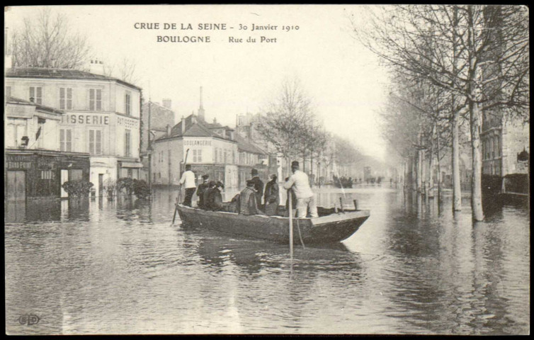 Crue de la Seine - 30 Janvier 1910 - Boulogne - rue du Port, Boulogne-Billancourt. rue du Port . - Crue de la Seine, janvier 1910Vue sur la rue du Port inondée. Au premier plan, une embarcation transporte des personnes. A gauche, la Civette du rond point, une patisserie et une boulangerie.