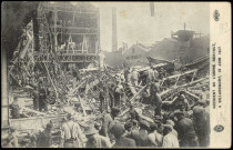 Accident de l'Usine Renault à Billancourt, 13 juin 1917, Boulogne-Billancourt. Usine Renault . - accident du 13 juin 1917Vue d'ouvriers dans l'usine Renault lors de l'accident du 13 juin 1917.