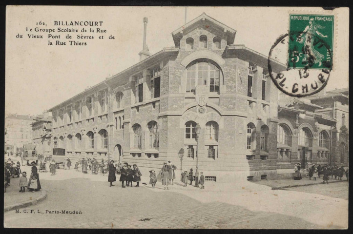 162 - Billancourt - Le Groupe Scolaire de la rue du Vieux Pont de Sèvres et de la rue Thiers, Boulogne-Billancourt . angle rue Marcel Dassault et rue Thiers . - perspective et façade de l'écoleÉcoliers en blouse devant la façade de l'école à l'angle des rue Marcel Dassault et Thiers.