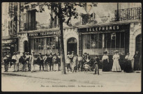 Boulogne-s/-Seine - La Poste Centrale, Boulogne-Billancourt . boulevard Jean Jaurès . - façades de la poste et de la buvette de la posteA gauche, la buvette de la Poste. Au centre , un groupe de facteurs et quelques passants devant la façade du bureau des Postes,Télégraphes et Téléphones du boulevard Jean Jaurès.