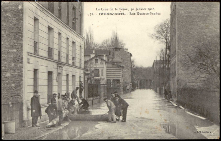 La Crue de la Seine, 30 Janvier 1910 - 72 - Billancourt - rue Gustave Sandoz, Boulogne-Billancourt. rue Gustave Sandoz . - Crue de la Seine, janvier 1910perspective sur la rue Gustave Sandoz, inondée par la crue de la Seine.à gauche, des habitants installent une passerelle