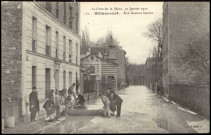 La Crue de la Seine, 30 Janvier 1910 - 72 - Billancourt - rue Gustave Sandoz, Boulogne-Billancourt. rue Gustave Sandoz . - Crue de la Seine, janvier 1910perspective sur la rue Gustave Sandoz, inondée par la crue de la Seine.à gauche, des habitants installent une passerelle