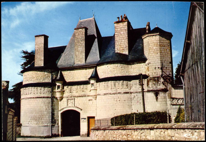 Benais (I. et L.) - Entrée du château, Benais . - Le château - Vue latérale droite, sur l'entrée du château de Benais.