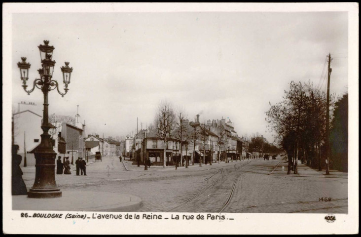 26 - Boulogne (Seine) L'avenue de la Reine - La rue de Paris, Boulogne-Billancourt. route de la Reine - rue de Paris . - perspective - Perspective sur la rue de Paris à gauche et sur la route de la Reine à droite. - Au 1er plan, à gauche, un candélabre.