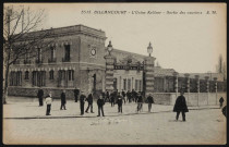 3515 - Billancourt - L'Usine Kellner - sortie des ouvriers, Boulogne-Billancourt . avenue du Général Leclerc . - usine KellnerOuvriers devant l'entrée des usines Kellner et ses fils. {usine Kellner détruite par le bombardement de mars 1942}