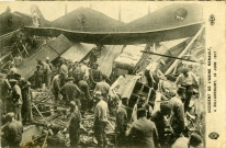 Accident de l'Usine Renault à Billancourt, 13 juin 1917, Boulogne-Billancourt. Usine Renault . - accident du 13 juin 1917Vue d'ouvriers dans l'usine Renault lors de l'accident du 13 juin 1917.