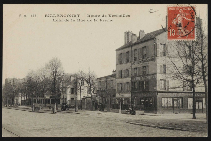 158 - Billancourt - route de Versailles, coin de la rue de la Ferme, Boulogne-Billancourt . avenue du Général Leclerc . - perspectiveAu premier plan, à droite, la rue de la Ferme. A l'angle, le café-restaurant "A l'arrêt des Tramways" et office de placement gratuit des jardiniers - Maison Edouard Foucher.nota bene : au n°139 route de Versailles : Foucher Ed. vins hôtel. Au n°137bis, la librairie d'Henri Boucheret.