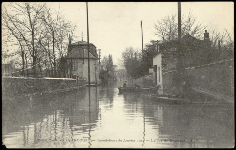 Boulogne-Billancourt - Inondations de Janvier 1910 - La rue de Buzenval, Boulogne-Billancourt. rue Anna Jacquin . - Crue de la Seine, janvier 1910Vue sur la rue Anna Jacquin inondée. Deux embarcations transportant quatre personnes.