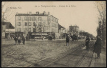 39 - Boulogne-sur-Seine - Avenue de la Reine, Boulogne-Billancourt . route de la Reine . - Perspective - Perspective de la route de la Reine depuis le boulevard Jean Jaurès. Au premier plan, des hommes. Au second plan, de gauche au centre, des commerces : Petit déballage de Boulogne, une épicerie-vins et une sellerie-bourrellerie. Au centre, une hippomobile.