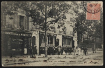 108 - Boulogne-s/-Seine - La Poste Centrale, Boulogne-Billancourt . boulevard Jean Jaurès . - façades de la poste et de la buvette de la posteA gauche, au rez de chaussée la façade de la buvette de la Poste et au 1er étage "Au rendez-vous de la Poste", à droite la façade du bureau des Postes,Télégraphes et Téléphones du boulevard Jean Jaurès. Devant le bureau de poste, un groupe de facteurs et quelques passants.