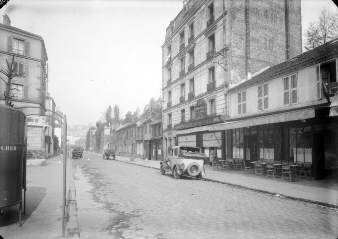 Rue du Port vue du Rond-Point de la Reine