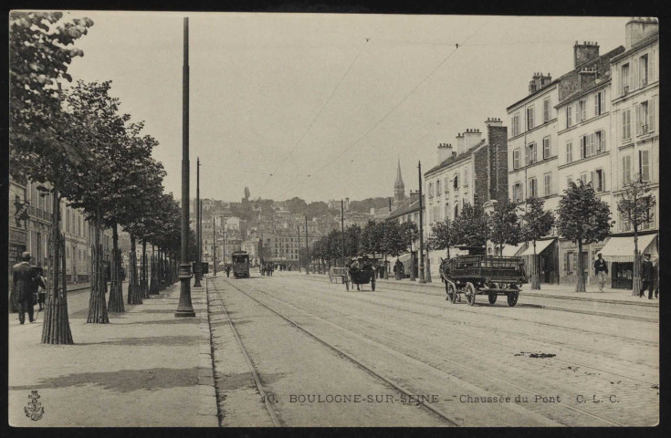 40 - Boulogne-sur-Seine - Chaussée du Pont, Boulogne-Billancourt . avenue du Maréchal de Lattre de Tassigny . - Perspective de l'avenue de Lattre de Tassigny depuis le rond point Rhin-et-Danube. Au premier plan à gauche, un marchand de cycles, à droite, une mercerie-modes-lingerie. Au centre, des hippomobiles et un tramway. Au second plan, Saint-Cloud et le clocher de son église.