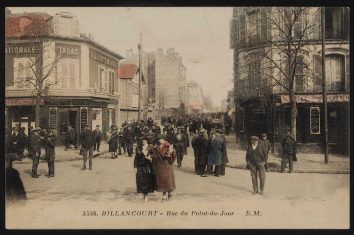 3538 - Billancourt - rue du Point-du-Jour, Boulogne-Billancourt. place Jules Guesde, rue du Point-du-jour . - Perspective - Au premier plan, la place Jules Guesde. A gauche, le bar-tabac "A la civette nationale" et à droite "l'Hôtel-Restaurant du Rond-Point". - Au centre, perspective sur la rue du Point-du-Jour.