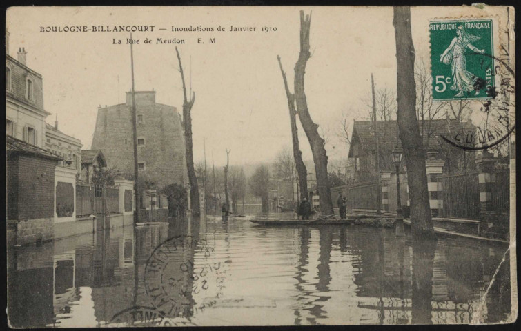 Boulogne-Billancourt - Inondations de janvier 1910 - La rue de Meudon, Boulogne-Billancourt. rue de Meudon . - Crue de la Seine, janvier 1910 - La rue de Meudon inondée. Au second plan, au centre, des hommes à bord d'embarcations et des passerelles de fortune