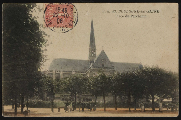 43 - Boulogne-sur-Seine - Place du Parchamps, Boulogne-Billancourt . place du Parchamp . - perspectiveAu premier plan, des personnes sur la place. Au second plan, l'église Notre-Dame-de-Boulogne.