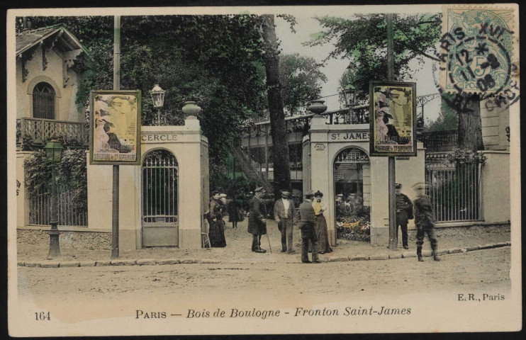 Paris - Bois de Boulogne - Fronton Saint-James, Neuilly-sur-Seine . Bois de Boulogne . - entrée du cercle Saint-JamesPorte d'entrée du cercle Saint-James. Sur les poteaux, panneaux publicitaires pour l'ouverture de la pelote basque le 27 septembre 1903